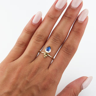 blue sheen moonstone