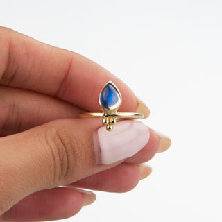 blue sheen moonstone